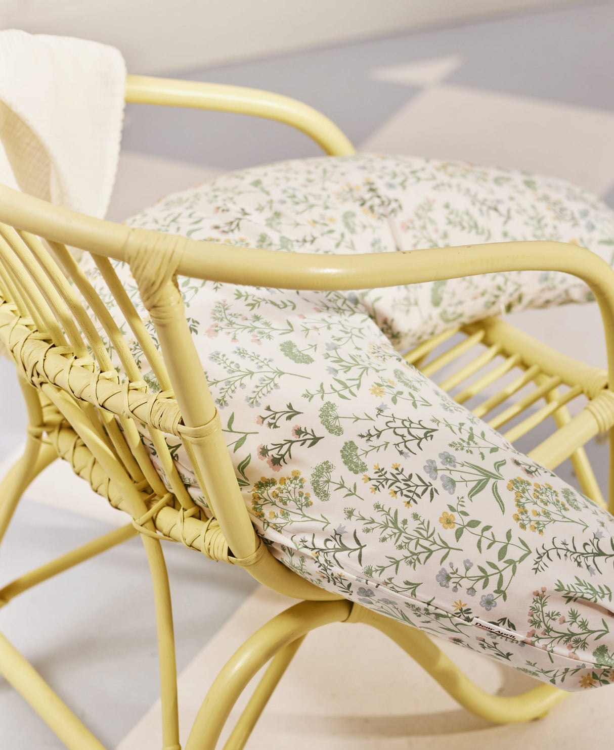 Vela Nursing Pillow, Summer Flowers