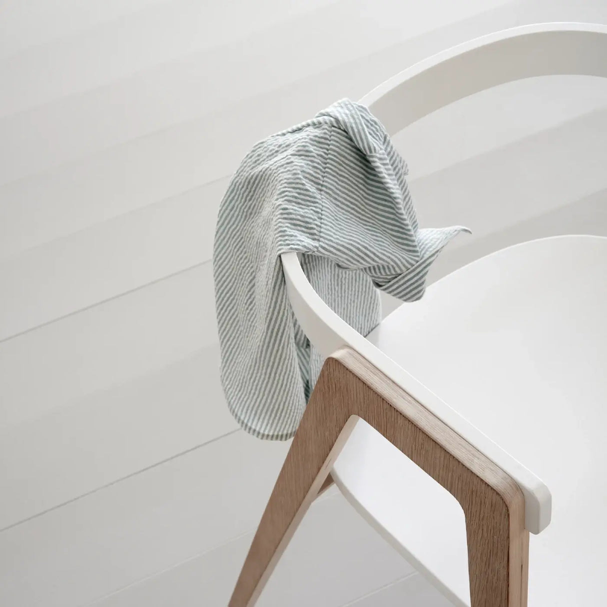 Oliver Furniture Wood Armchair White/Oak
