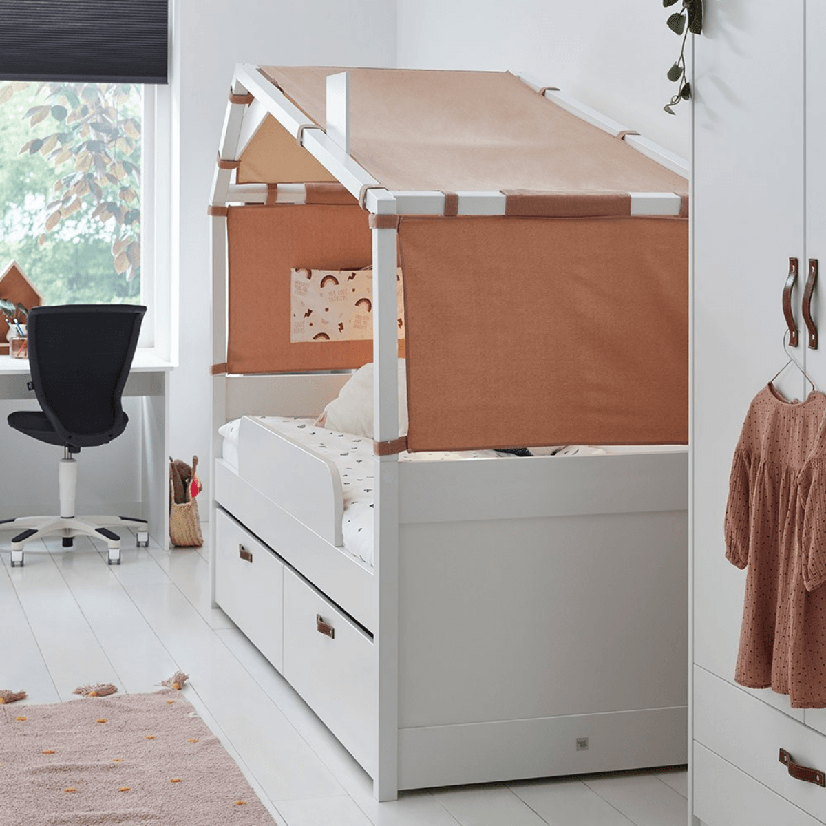 LIFETIME Kidsrooms Cool Kids Hut Day Bed 