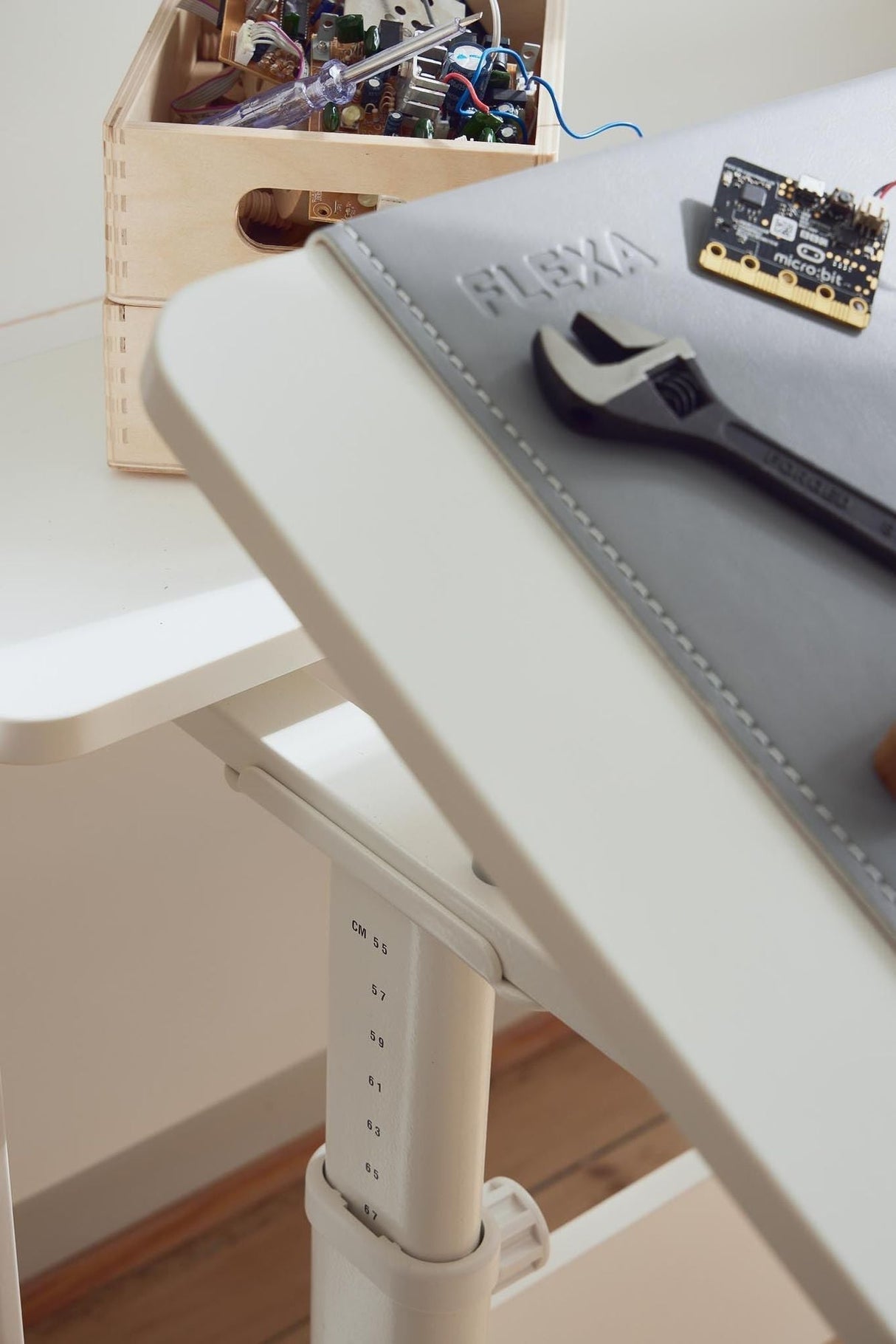 FLEXA Evo Study Desk – tilting desktop/Metal